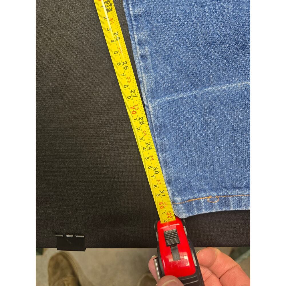Wrangler Mens 35x34 Blue Denim Jeans Relaxed Fit Straight Leg 100% Cotton - Picture 9 of 14
